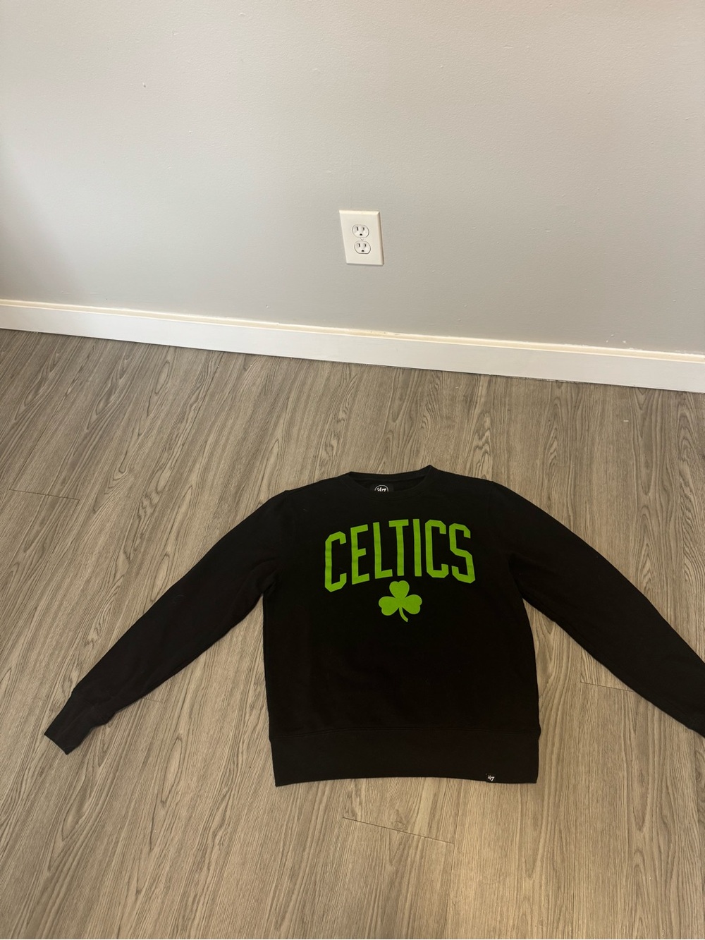 Black Celtics Graphic Crewneck Sweater Women Small